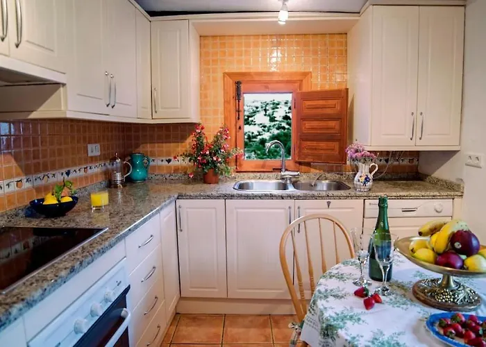 Casa Del Algarrobo * Canillas de Aceituno